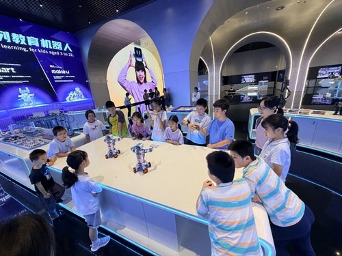 夏令营3 开展了为期一天的“智造探新知